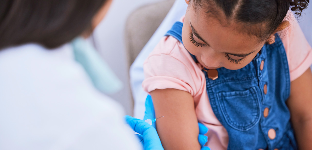 Visuel d'une petite fille en train de se faire vacciner chez son médecin traitant