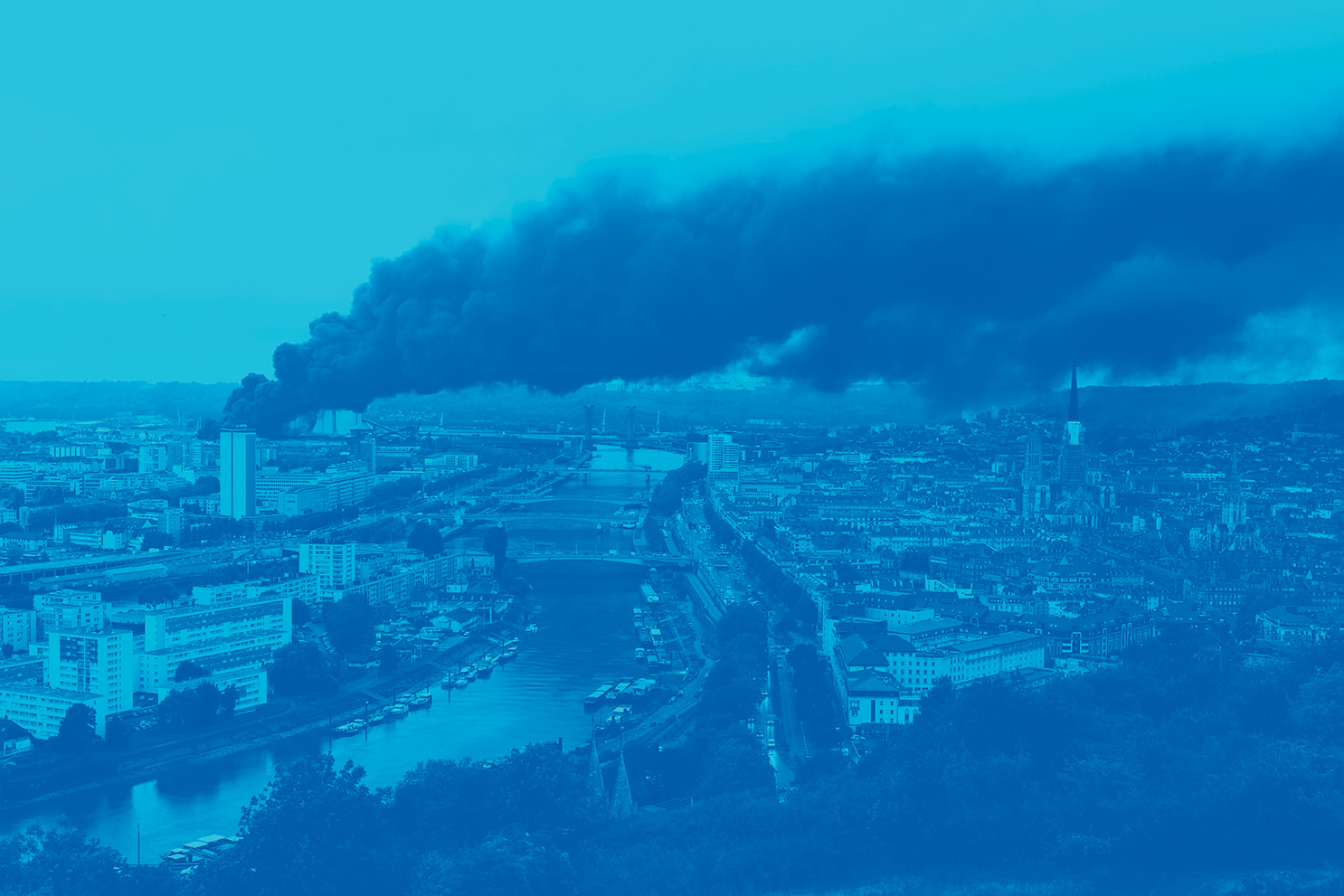 Photo du site industriel de Rouen et de l'incendie des entrepôts Lubrizol et NL Logistique