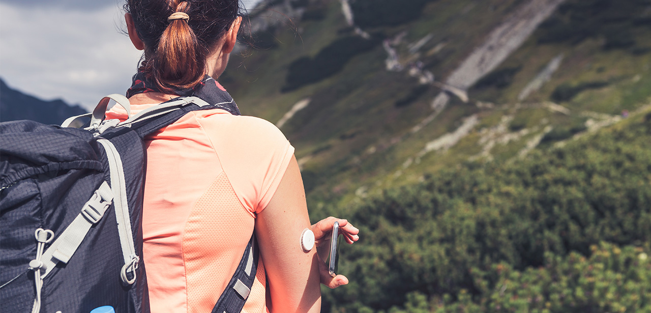 Personne diabétique en train de se faire un test de glycémie