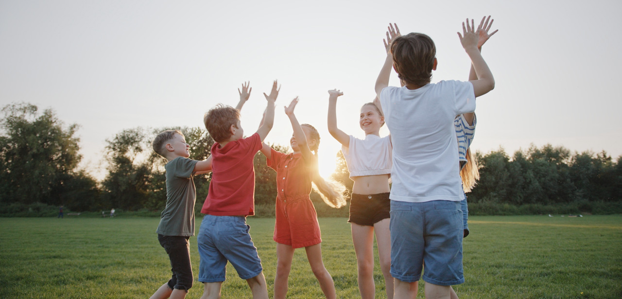 visuel représentant des enfants en train de jouer ensemble en extérieur