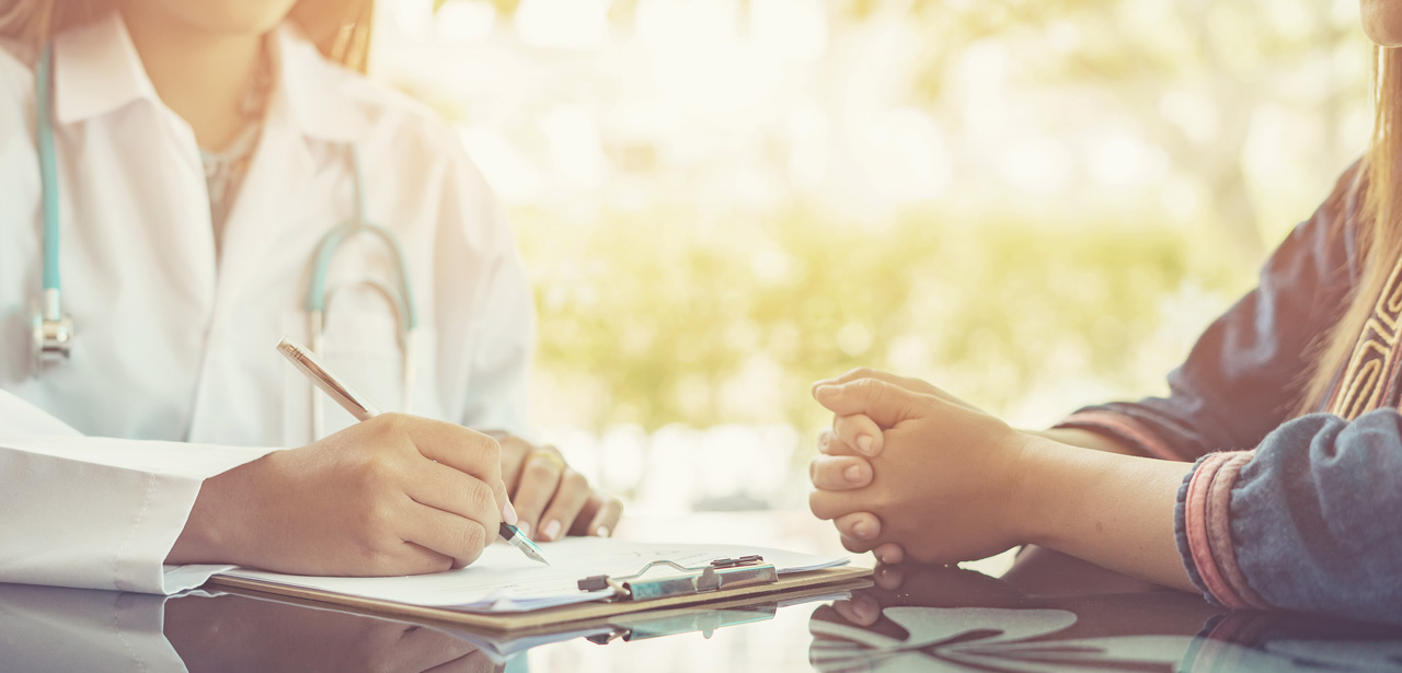 Visuel d'un médecin en consultation avec son patient