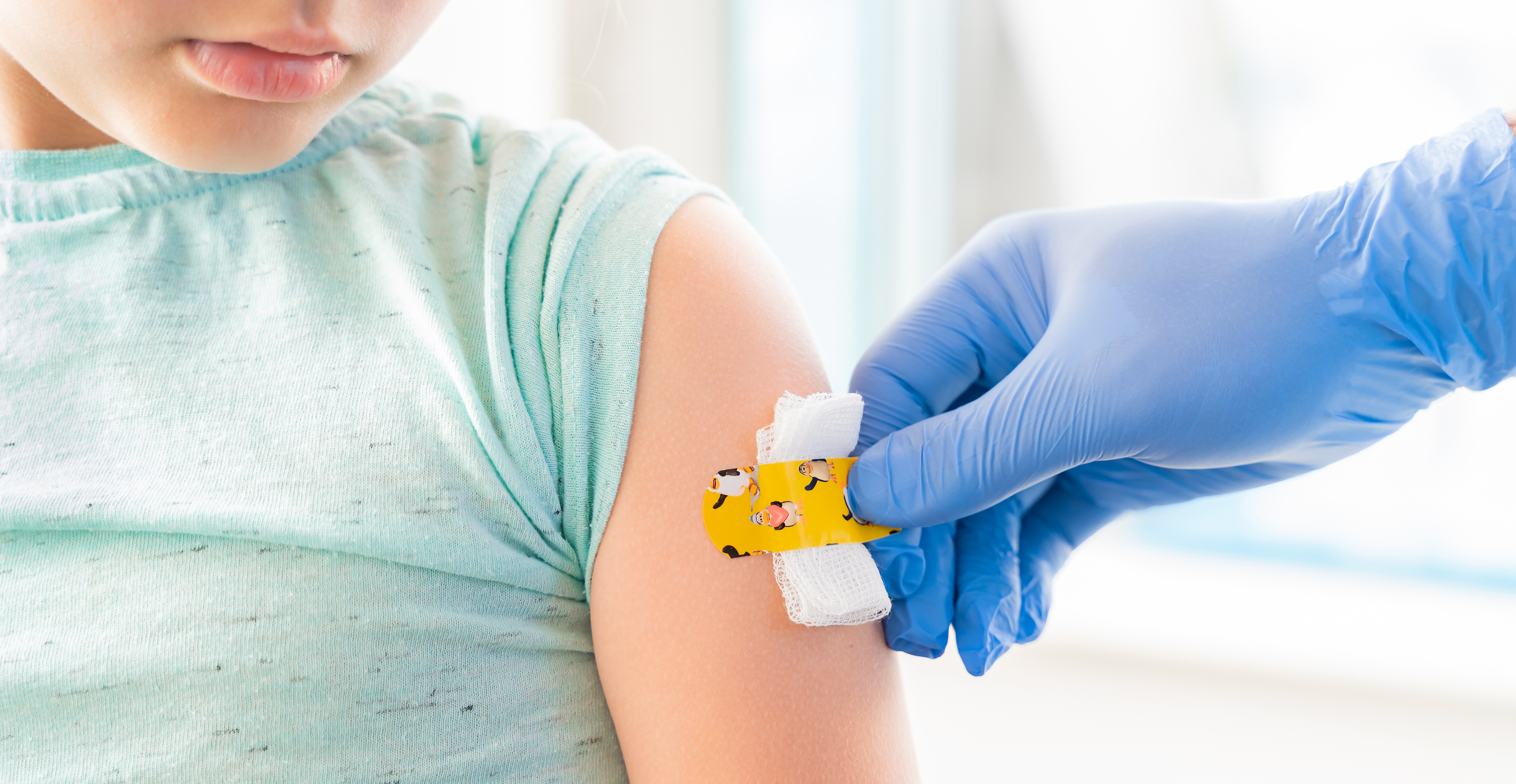 photo illustrant un enfant en train de se faire vacciner