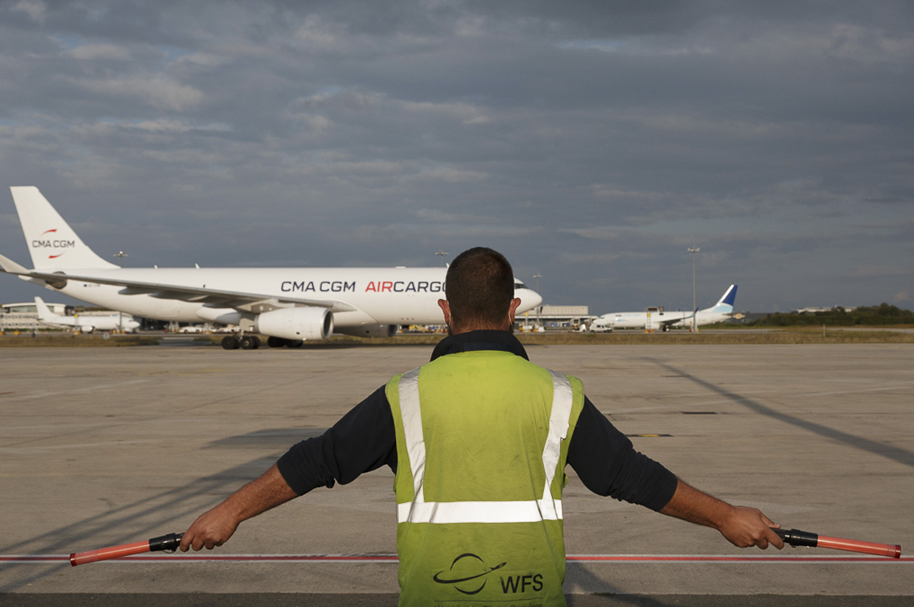 Avion prêt à décoller chargé de matériel à destination des antilles