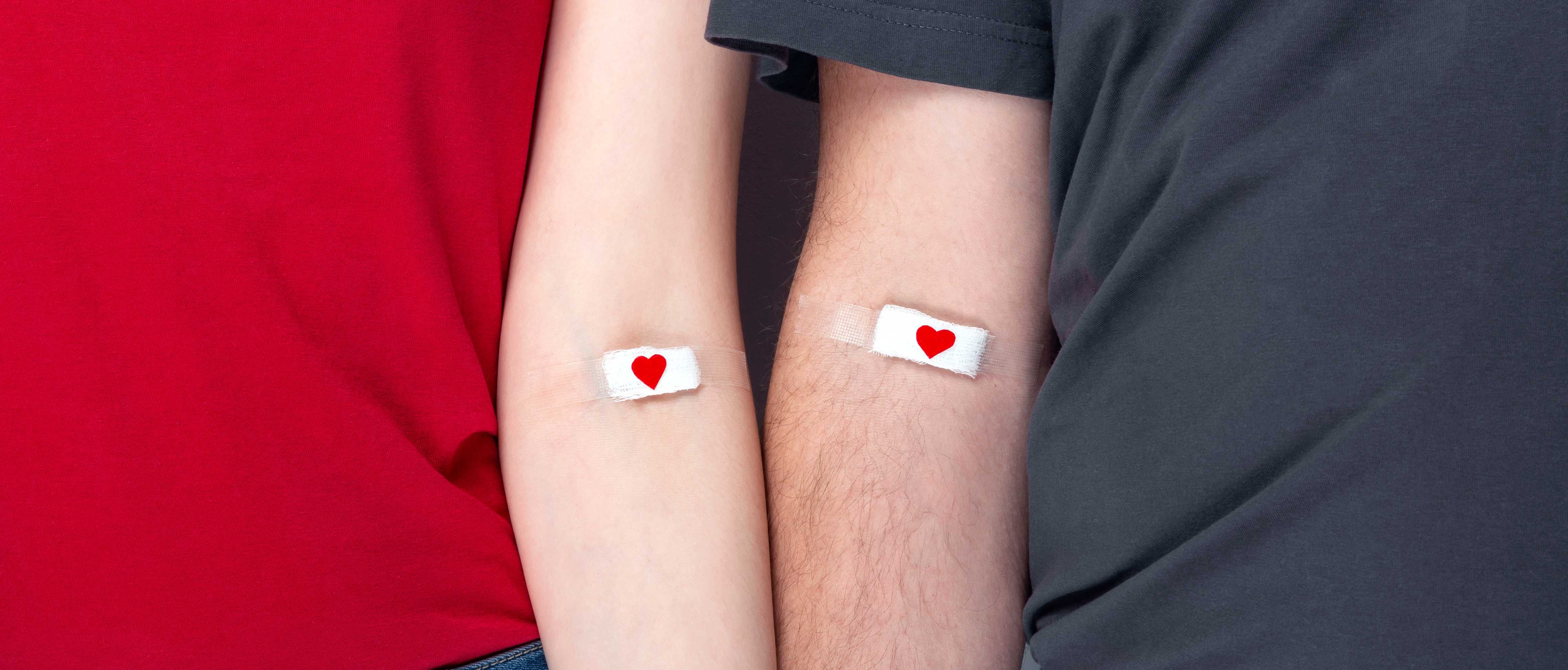 Illustration montrant le bras de deux personnes avec un pansement ayant fait un don de sang