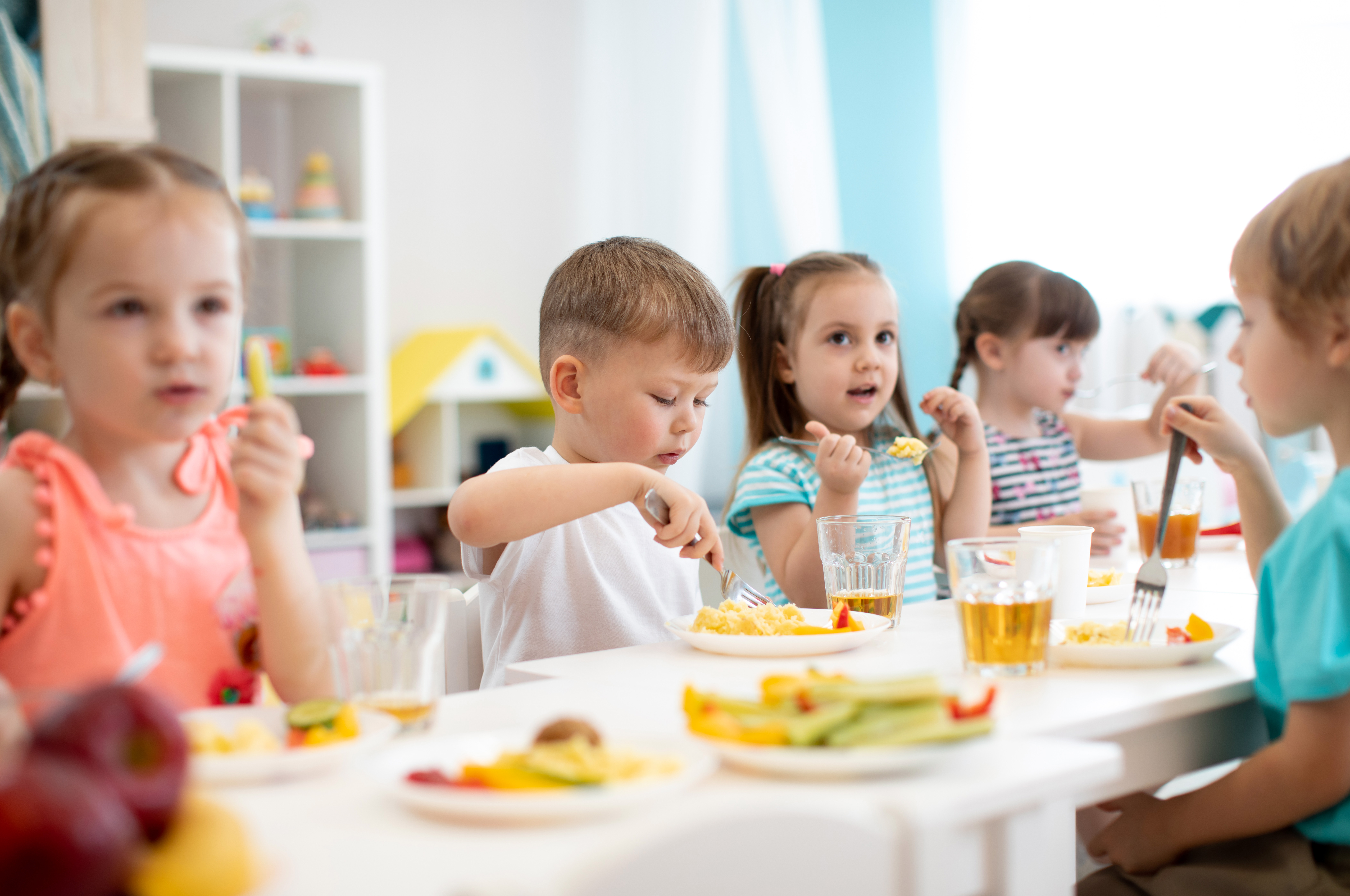 image illustrant des enfants en train de manger à la cantine