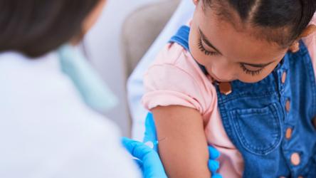 Visuel d'une petite fille en train de se faire vacciner chez son médecin traitant
