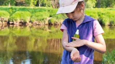Visuel : un enfant étale de la crème sur son bras afin de se protéger des piqûres de moustique