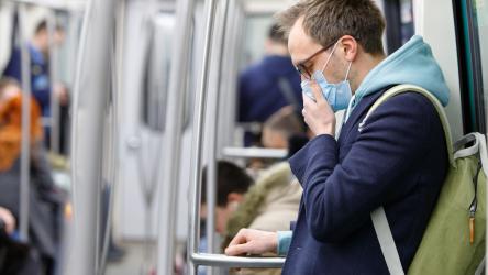 Photo d'un homme portant un masque dans les transports en commun
