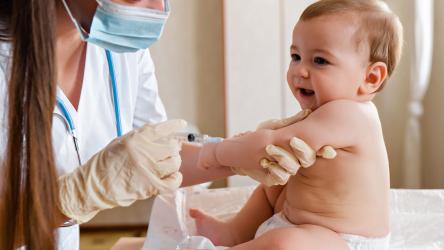 Photo d'un bébé se faisant vacciner