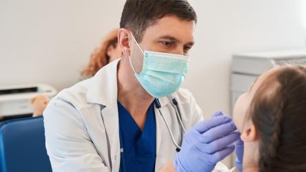 Visuel d'un enfant en consultation chez le médecin