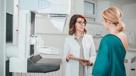 Femme réalisant une mammographie avec un oncologue