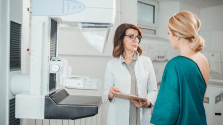 Médecin en train de faire passer une mammographie à une patiente
