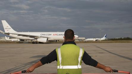 Avion prêt à décoller chargé de matériel à destination des antilles