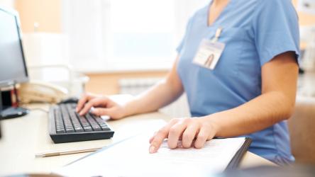 visuel illustrant un professionnel de santé en train de faire une télédéclaration sur son ordinateur