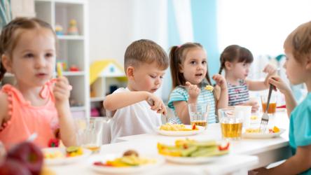 image illustrant des enfants en train de manger à la cantine