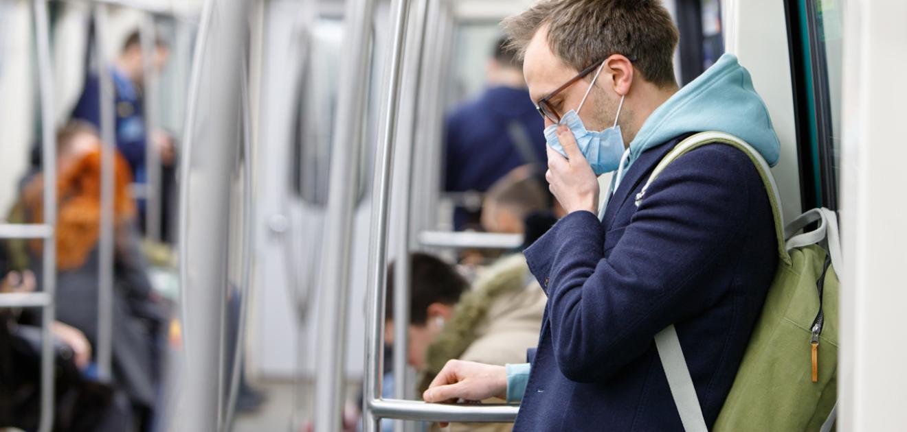 Photo d'un homme portant un masque dans les transports en commun