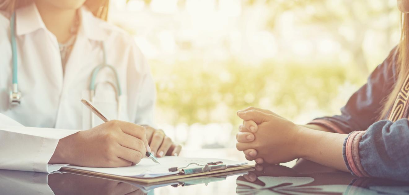 Visuel d'un médecin en consultation avec son patient