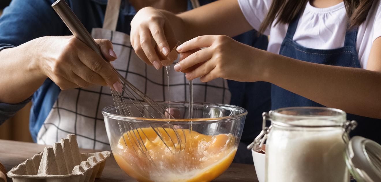 visuel enfant et adulte cuisinant