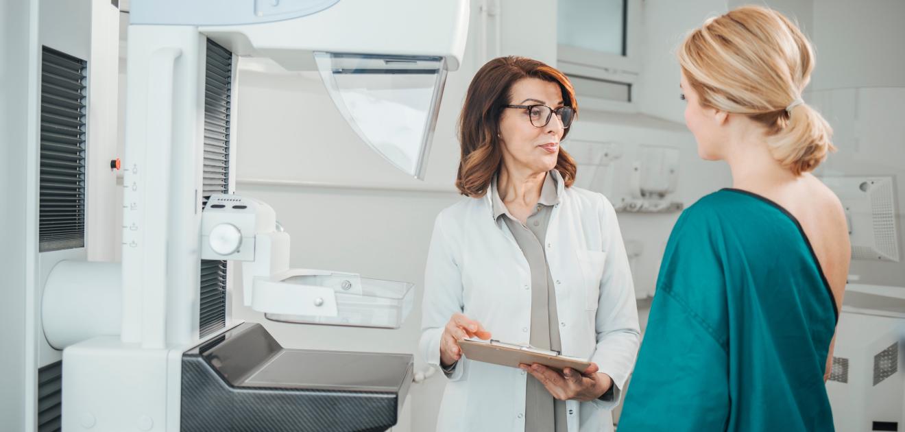 Médecin en train de faire passer une mammographie à une patiente