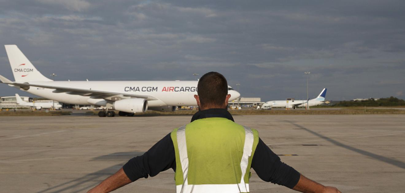 Avion prêt à décoller chargé de matériel à destination des antilles