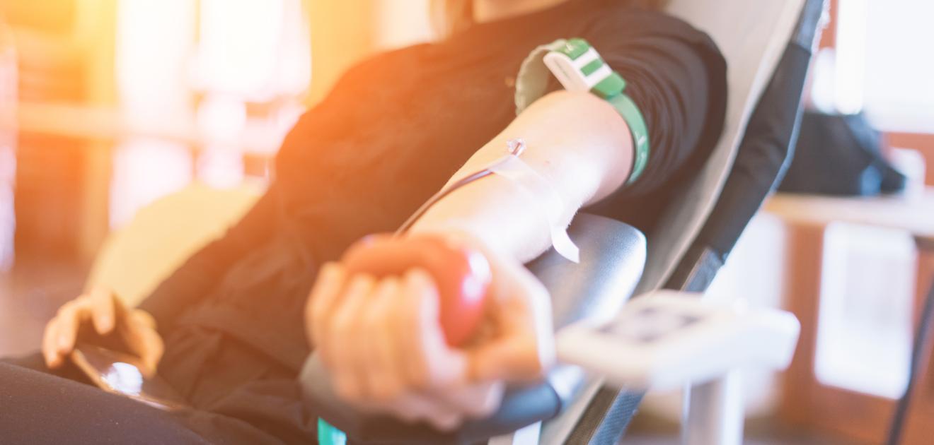 Visuel d'une personne en train de faire un don de sang