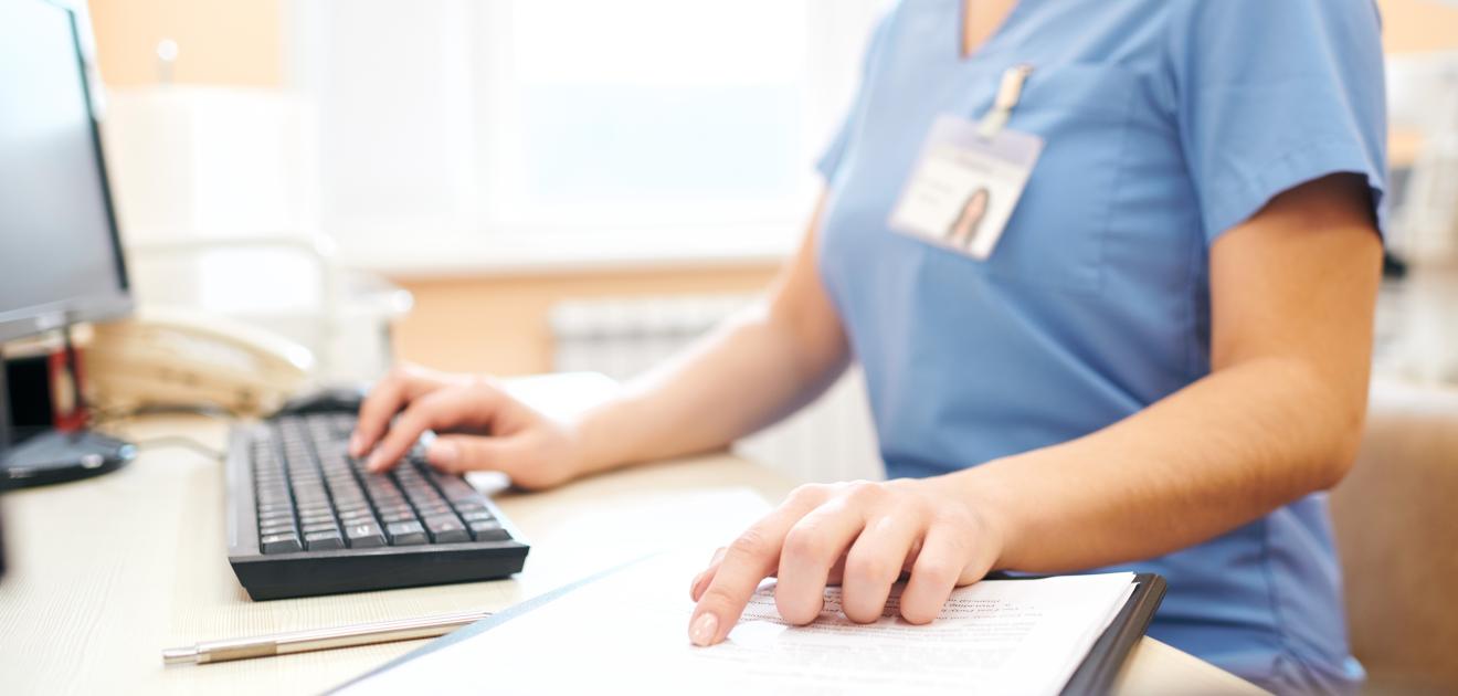 visuel illustrant un professionnel de santé en train de faire une télédéclaration sur son ordinateur