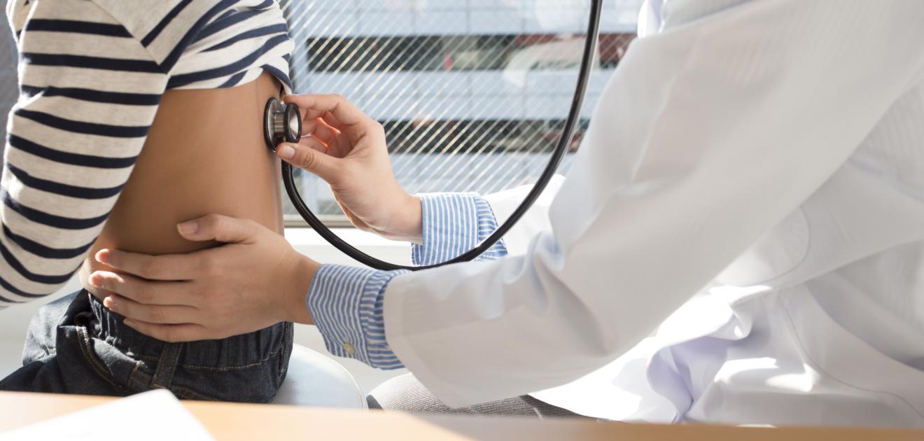 Visuel d'un enfant en consultation chez le médecin