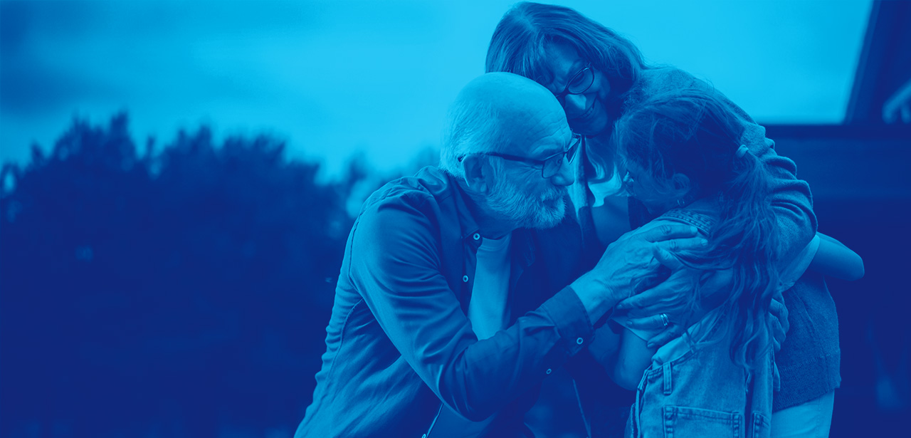 Visuel illustratif : des grands-parents embrassent leur petite-fille.