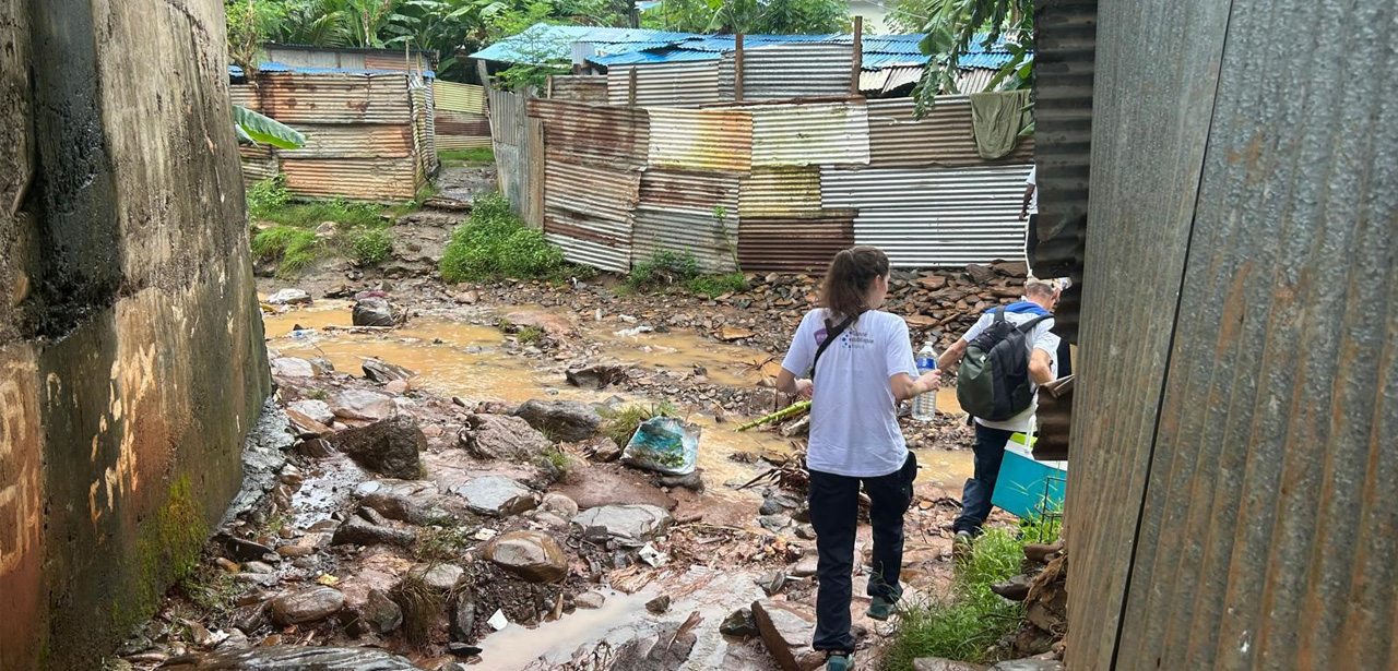 Visuel illustratif - Deux volontaires de la Réserve Sanitaire marchent dans un quartier de Mayotte