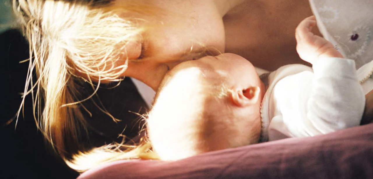 Visuel illustratif - Une maman embrasse son enfant