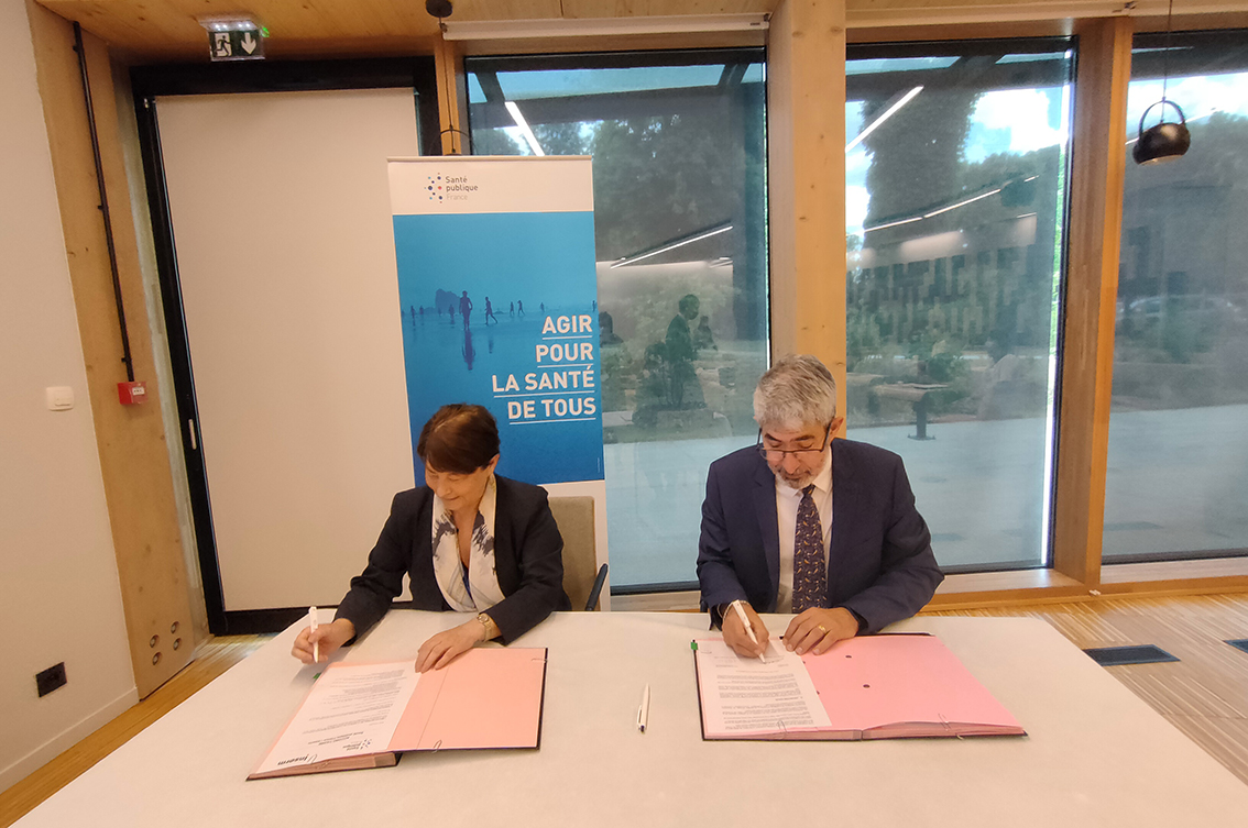 Signature de la convention entre Geneviève Chêne (Santé publique France) et Gilles Bloch (Inserm)