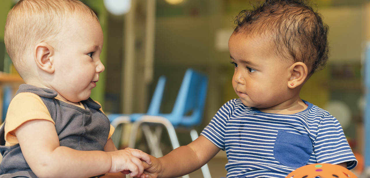 Image illustrative : deux enfants en bas âge se tiennent la main