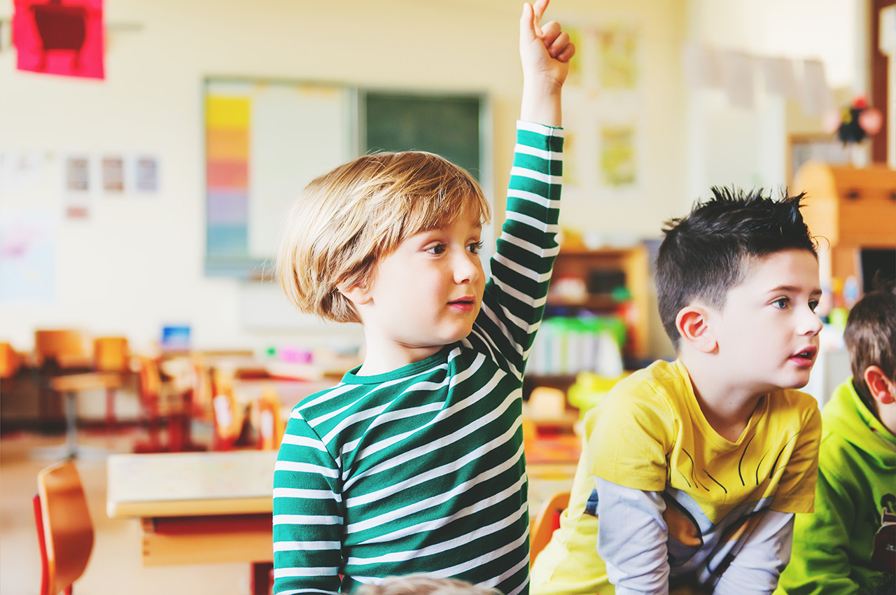 Enfants En Masque Facial En Classe Scolaire. Enfant De Retour À L'école  Après Le Verrouillage Du Coronavirus. Enfant Primaire Dans La Pandémie De  Covid-19. Sécurité Et Prévention De La Propagation Des Virus.