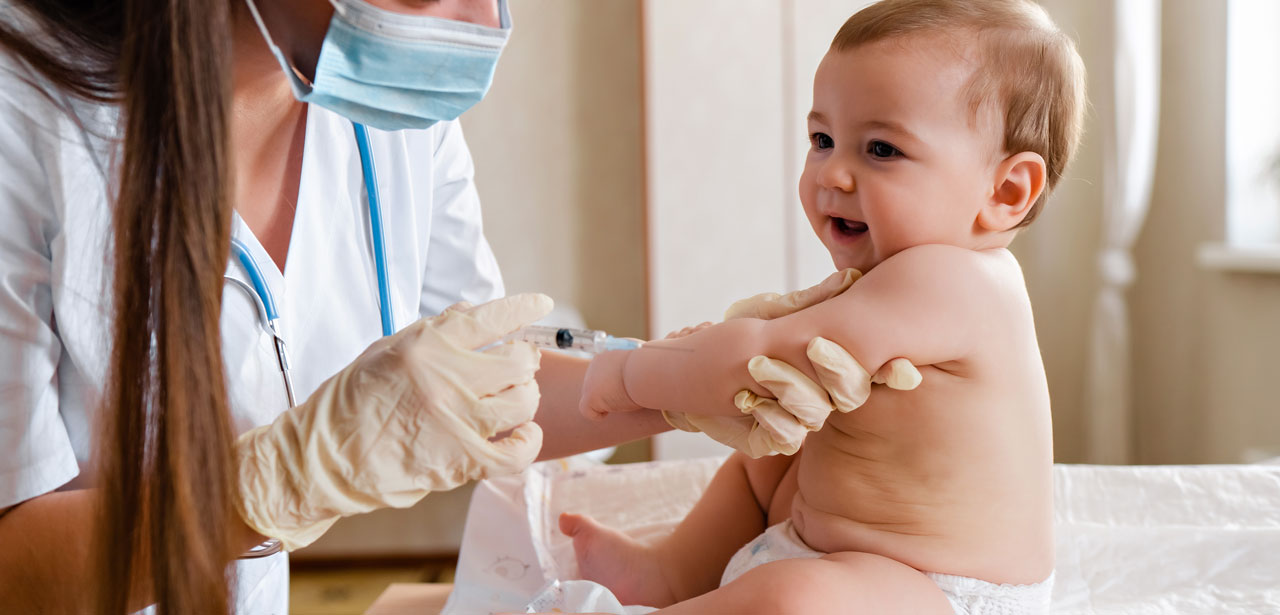 Une professionnelle de santé vaccine un bébé