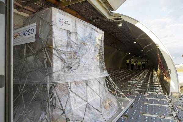 Avion en cours de chargement de matériel à destination des Antilles